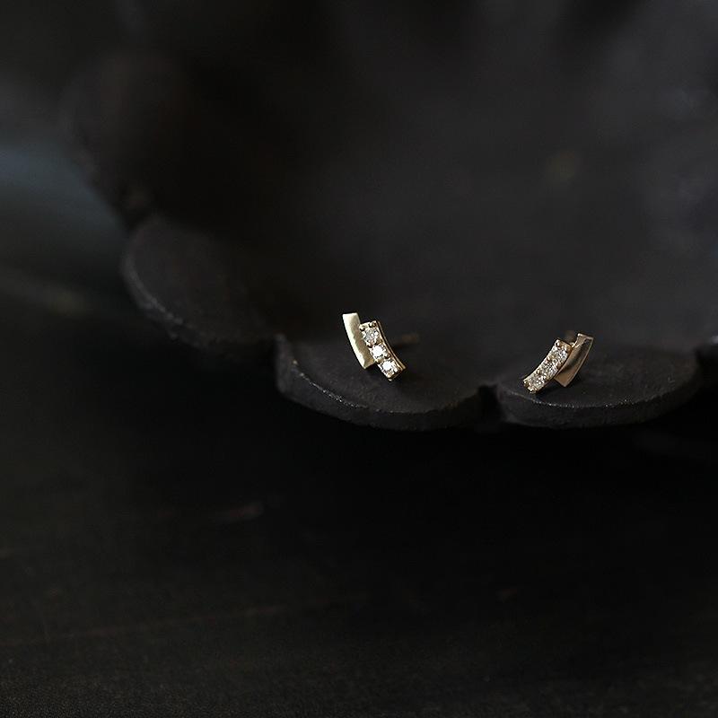 S925 Sterling Silver Böjda Inlagda Zirkoner Enkla Allmatchande Utsökta Kompakta Mini Stiftörhängen