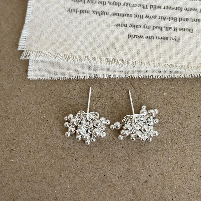 

Дизайнерские серьги-гвоздики с маленькими круглыми бусинами и бахромой в виде фейерверка, женские, нишевые, модные, темпераментные, универсальные, с застежкой-клипсой на ушную косточку