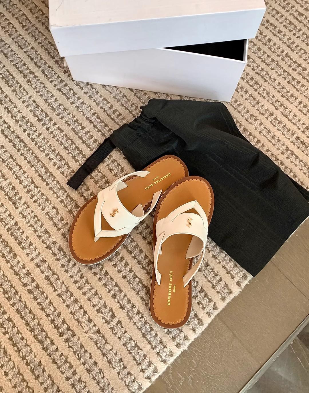 

Туфли кожаные маленькие золотые пряжки в тон носку плоская подошва пляжные шлепанцы обувь женская летняя 34