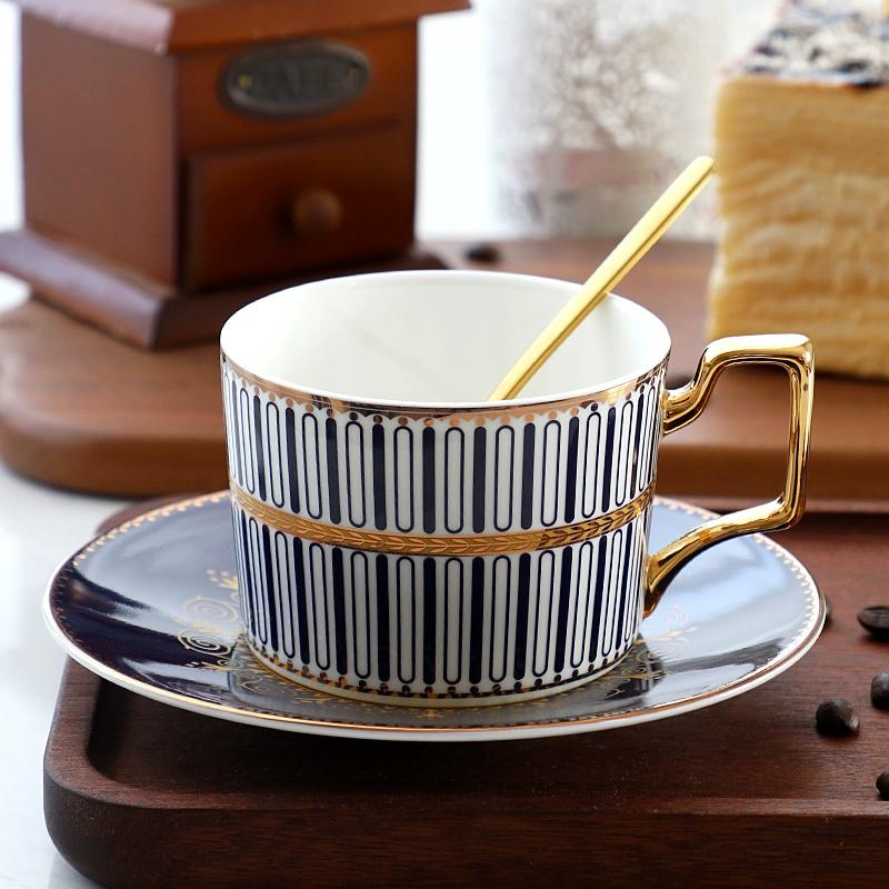 Sady kávových šálků a podšálků z jemného kostního porcelánu, 270 ml, krásně glazovaný šálek na čaj se zlatým lemem a uchem, keramické kávové šálky se zlatou lžičkou