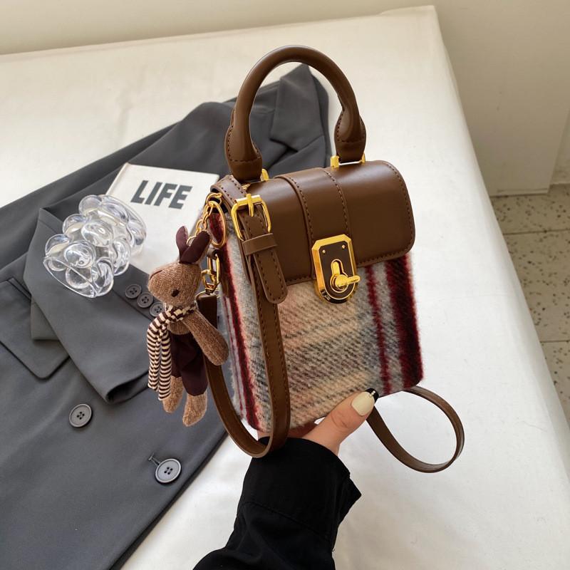 Retro Fashion Female Handbag 2023 New Autumn Winter Plaid Bag High-end Atmosphere Shoulder Bag