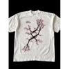 Herren-T-Shirt mit japanischer Kirschblüte - Ein locker sitzendes weißes T-Shirt im Harajuku Streetstyle mit einem rosa Kirschblüten-Design, das ein ... verkörpert
