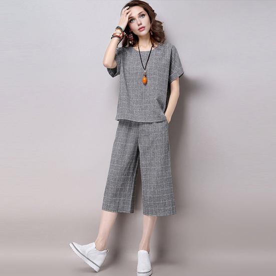 Dámský kostkovaný dvoudílný outfit, ležérní top s krátkým rukávem a kulatým výstřihem, sada zkrácených kalhot s kapsami, letní volná souprava na doma