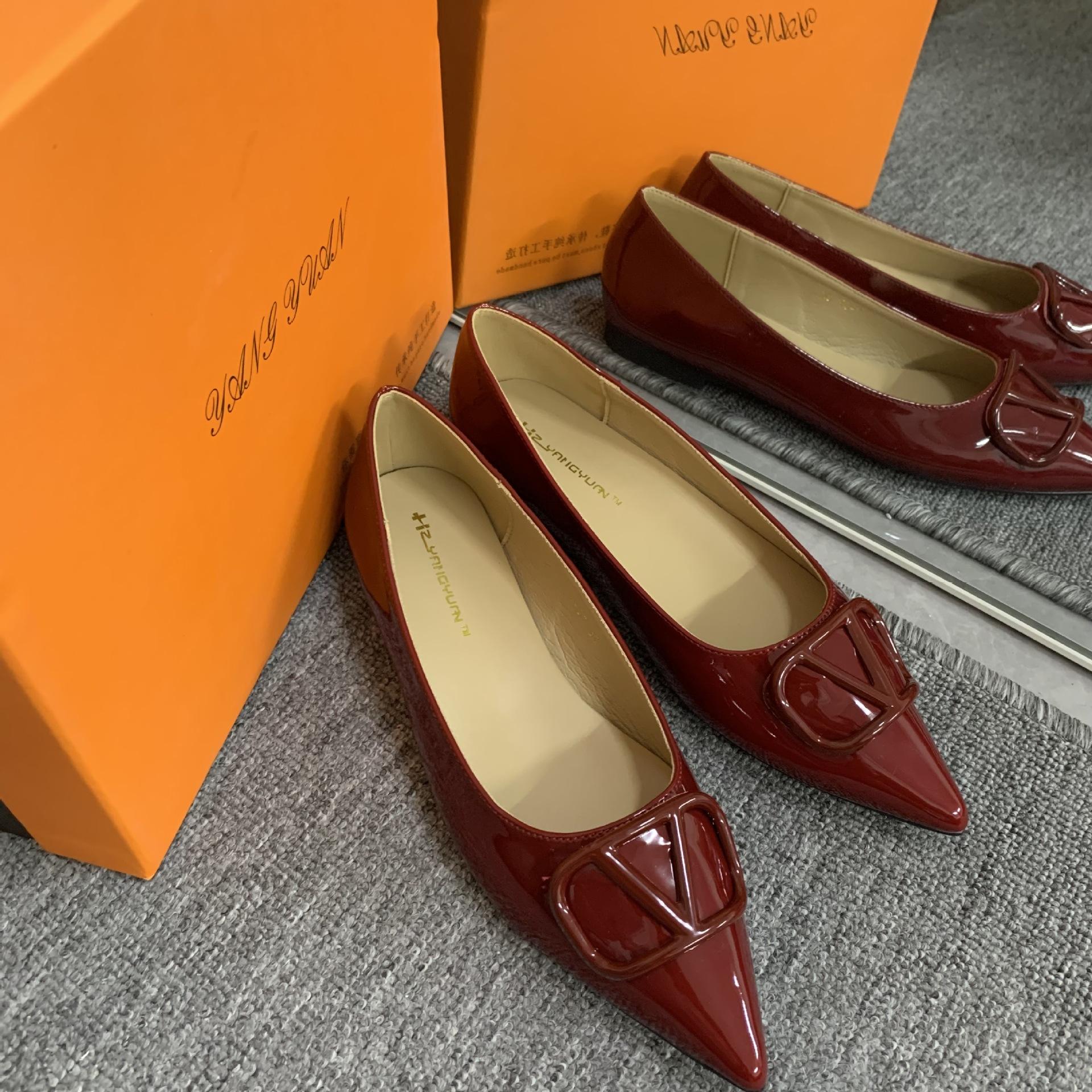

Spot second hair! Grape mother same shoes temperament small pointed celebrity style patent leather V buckle commuter flat heel single shoes women 40 червоний