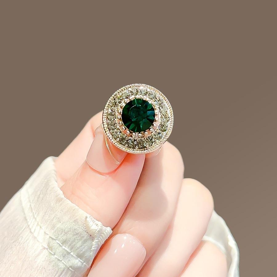 Vintage green diamond small round brooch high-end women's summer cardigan anti-light buckle pin mini small corsage accessories