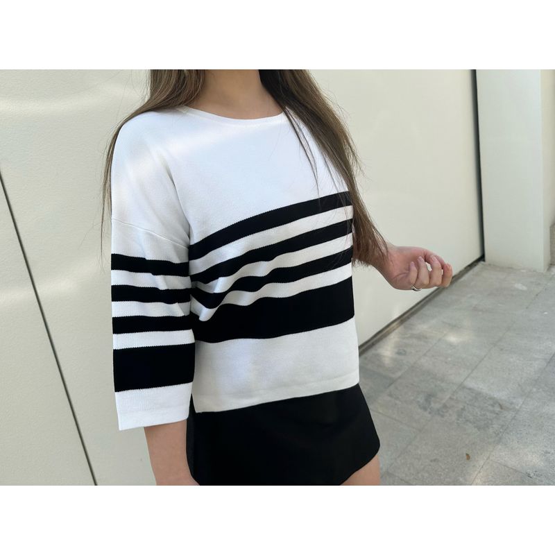 

30% off Miss Biggie European and American Plus size All-Match Straight Cotton Blended Black and White Horizontal Stripe 3/4 Sleeve Sweater Black stripes on white background One size