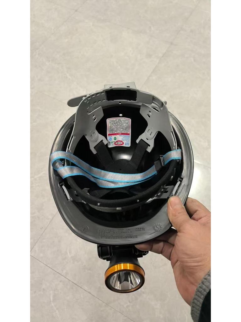 Capacete de segurança antiestático com lanterna integrada para mineração e pesca noturna.