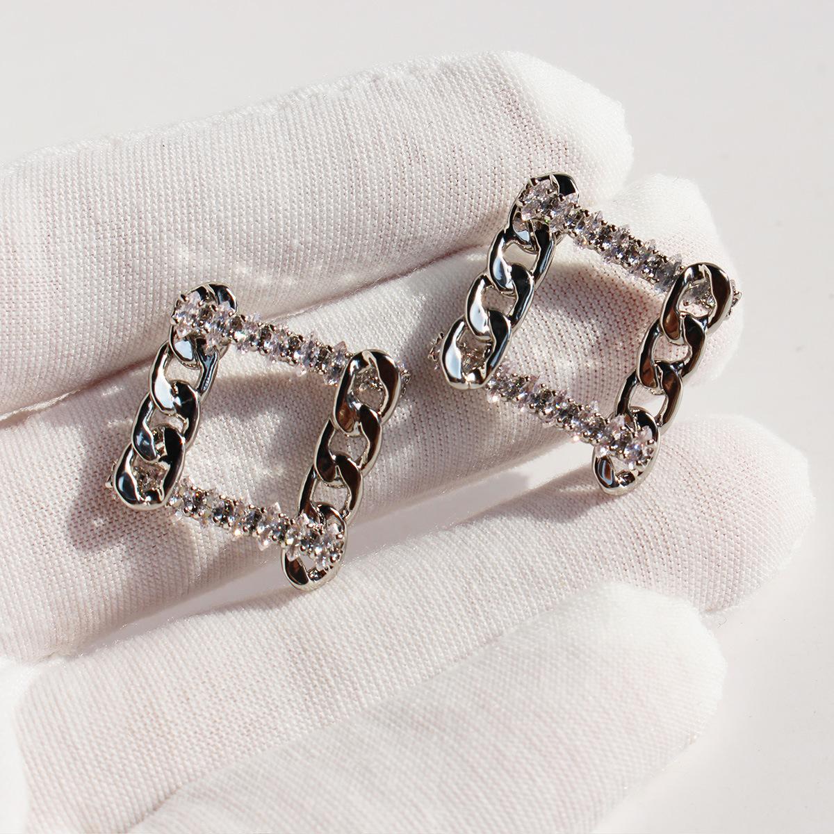 

Серьги-гвоздики из металлической цепочки со сверкающим цирконием, полые геометрические серьги в форме ромба с эффектом холодного ветра, серебряная игла 118 белого золота