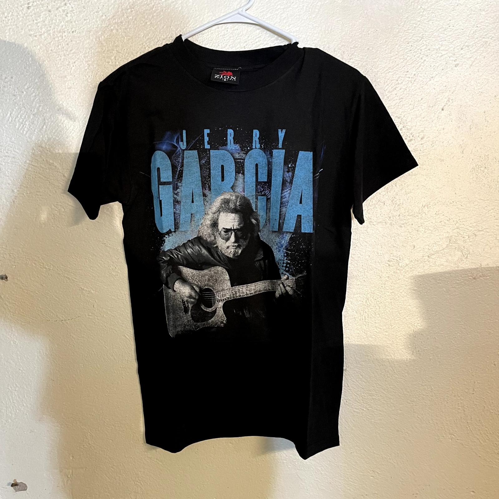 Band T-Shirt - GRATEFUL DEAD - JERRY GARCIA - Guitar Blue Letter BLACK - Small S