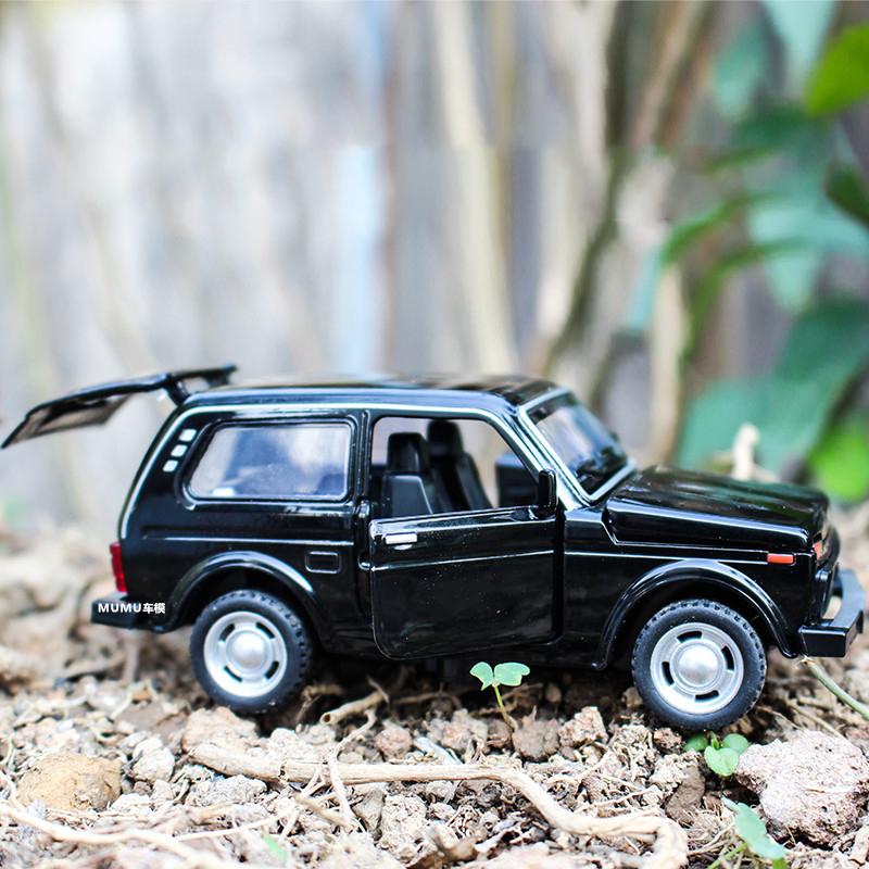 Druckguss 1:32 LADA NIVA Jeep Legierung Retro Automodell Auto Mittelsteuerung Ornamente Ton und Licht Spielzeug Weihnachtsgeschenke für Kinder