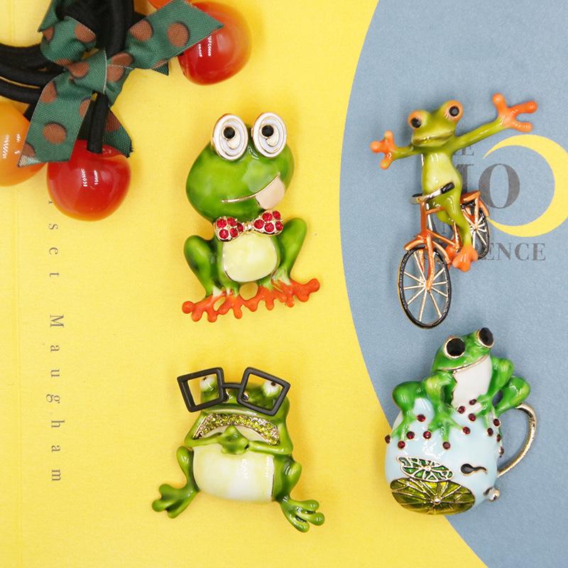 Creative Enamel Female Suit Frog Animal Pin Brooch Fashion Woman School Bag Brooches Accessories
