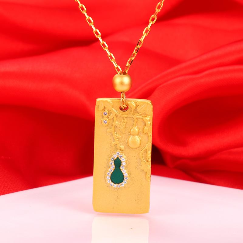 

Мужское ожерелье из 24-каратного золота с длинной биркой и кулоном из зеленой тыквы из древнего инкрустированного халцедоном 24 карата