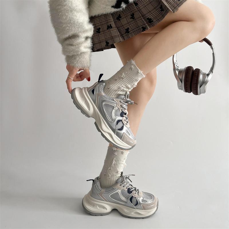 Gray thick-soled Korean versatile and lightweight thick-soled sports shoes for women's summer 2025 new shoes showing feet, small Hong Kong style
