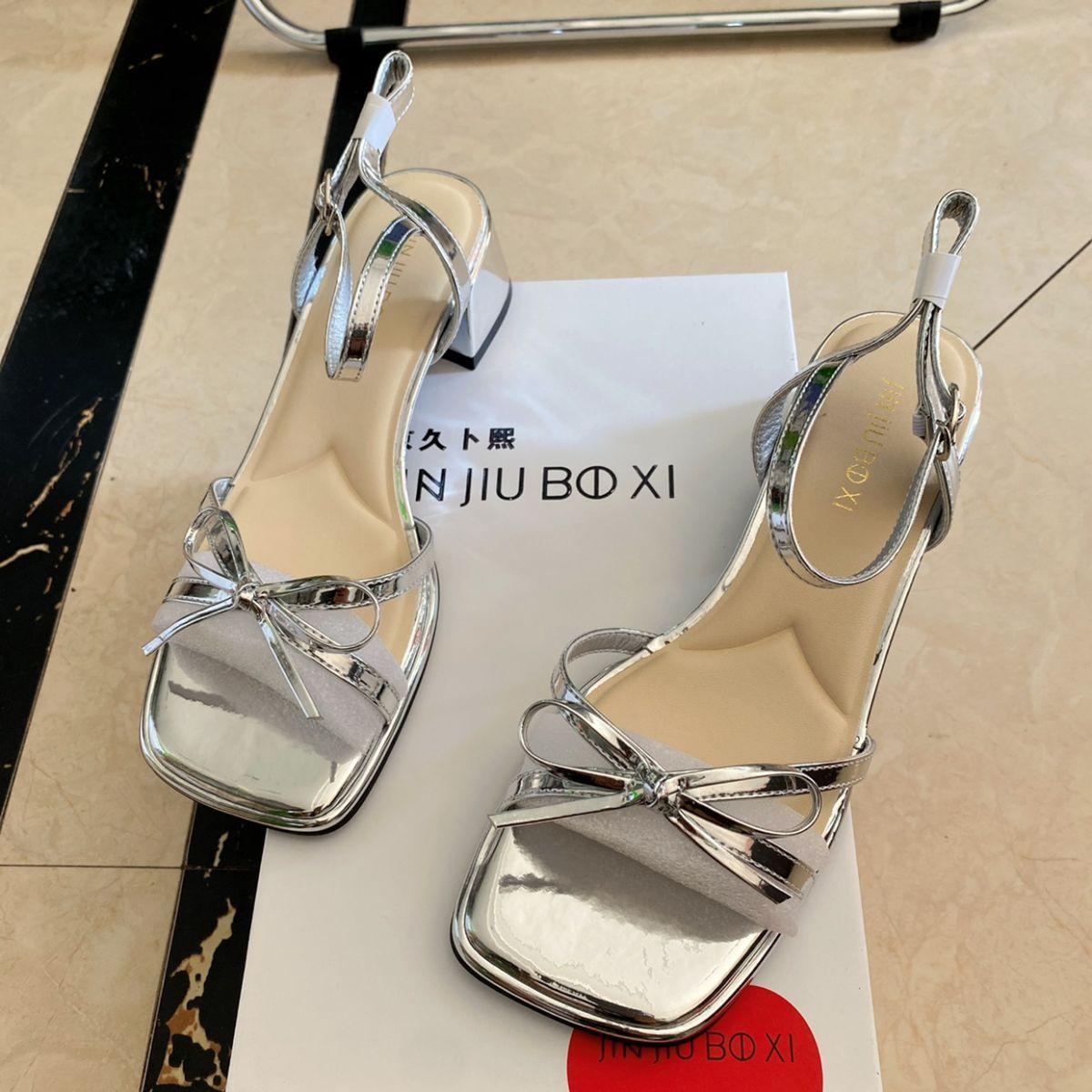 

Хит продаж 2025 новая Мода Квадратный носок Женские сандалии Изысканное украшение в виде бантика Сандалии Элегантный банкет Женские туфли на высоком каблуке 35