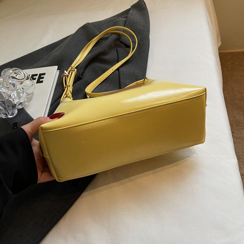 Soft Structured Shoulder Bag with Flap Closure for Daily Use and Fashionable Outfits