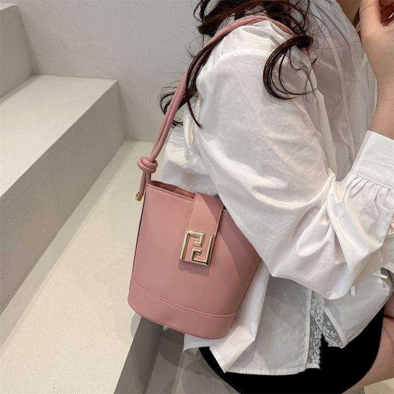 High-end niche design bag women's 2025 new fashionable and versatile one-shoulder crossbody bag commuter bucket bag