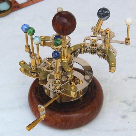 Piesă de artă de lux de 25,4 cm pentru rafturi de cărți, planetariu din alamă și oțel, un model funcțional al sistemului solar cu planete