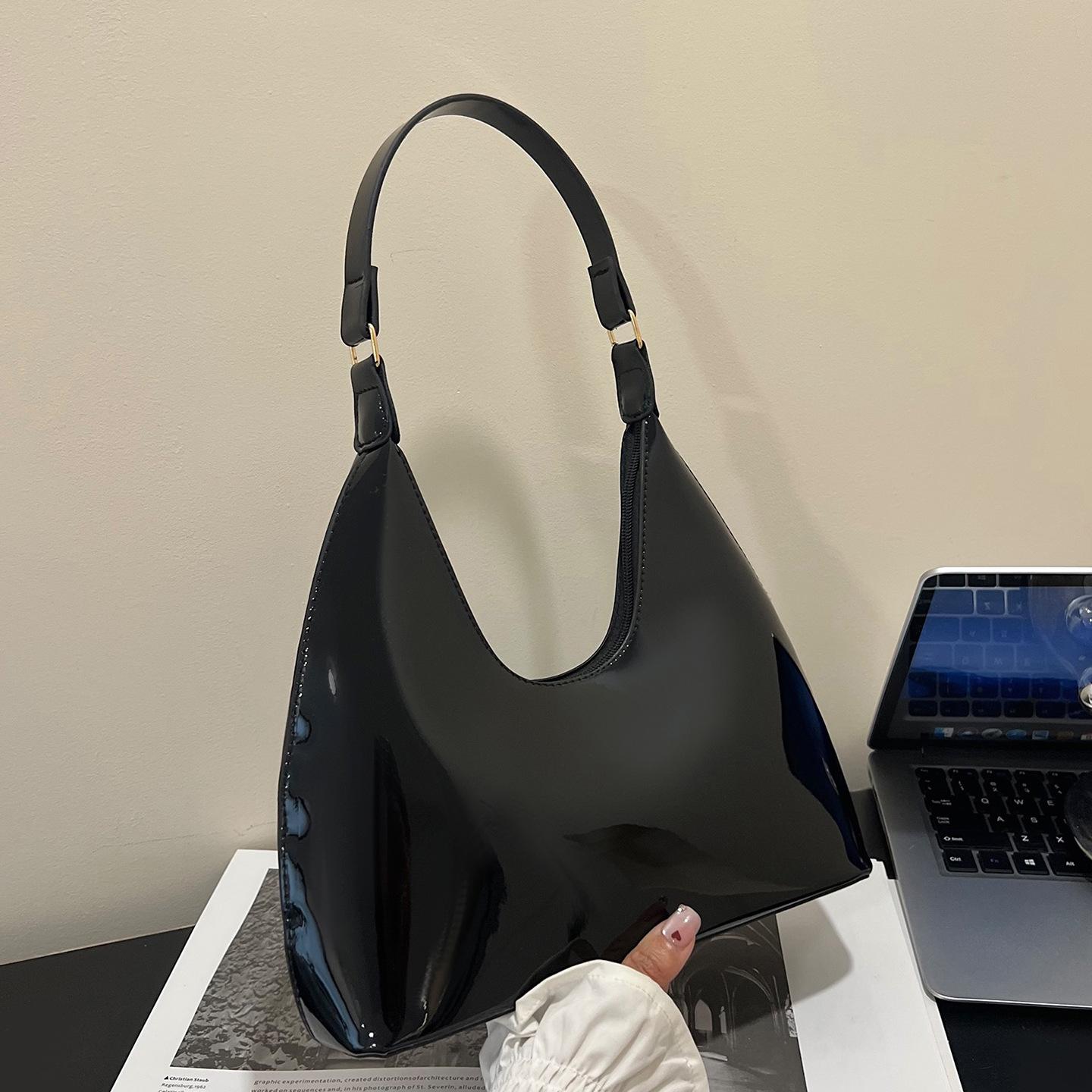 

Портативная наплечная сумка из лакированной кожи, глянцевая, большой вместимости, в стиле ретро, 2025, повседневная, однотонная, модная, легкая роскошь, женская, под мышку чёрный