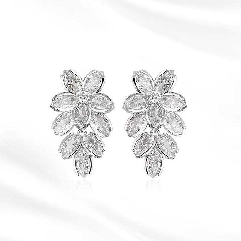 Super flash zircon flower leaf ear clips, high-end niche design, celebrity temperament stud earrings, exquisite earrings, no ear piercings.