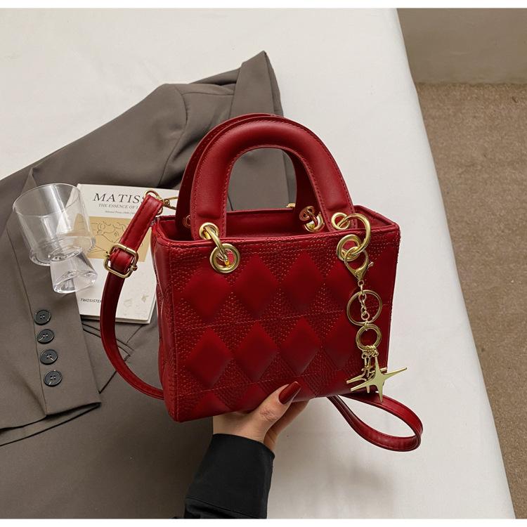 

Модный темпераментная портативная маленькая сумка женская 2025 новая популярная сумка-мессенджер нишевая для通勤 на одно плечо сумка принцессы Дианы бордовый