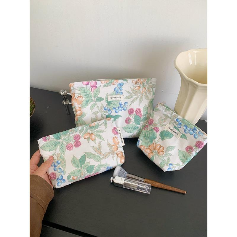 Large Capacity Travel Makeup Bag Vintage Cosmetic Pouch Portable Toiletry Organizer for Women Minimalist Clutch for Skincare Storage
