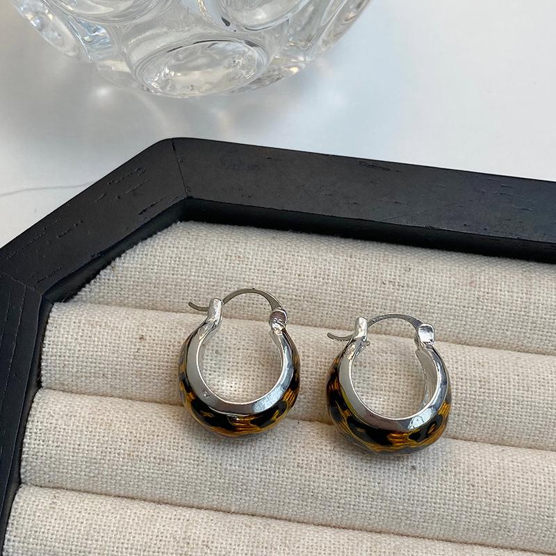 Eco-Friendly Retro Leopard Print Women s Autumn/Winter Earrings - Unique, High-End Fashion with Light Luxury Feel серебряный
