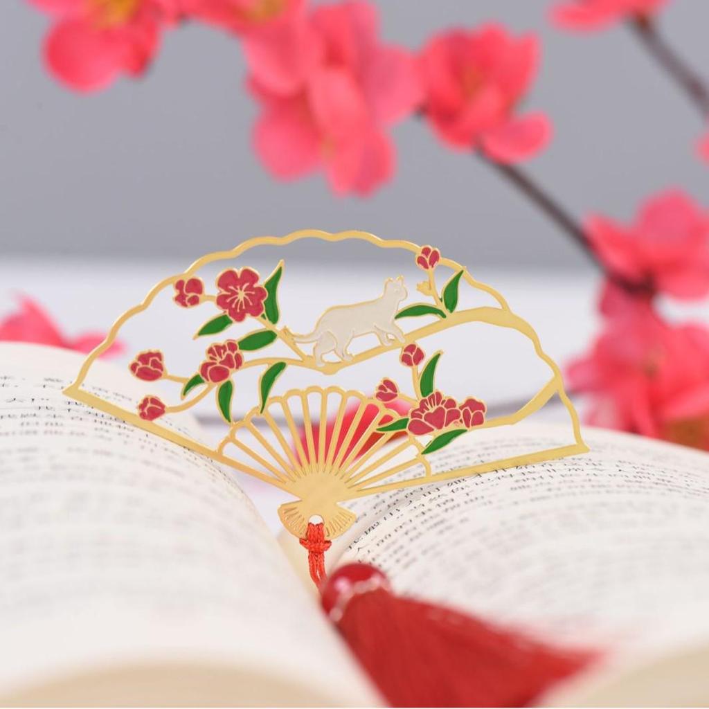 Brass Hollow Carved Foldable Fan Bookmark: Chinese Style Cultural Creative Gift