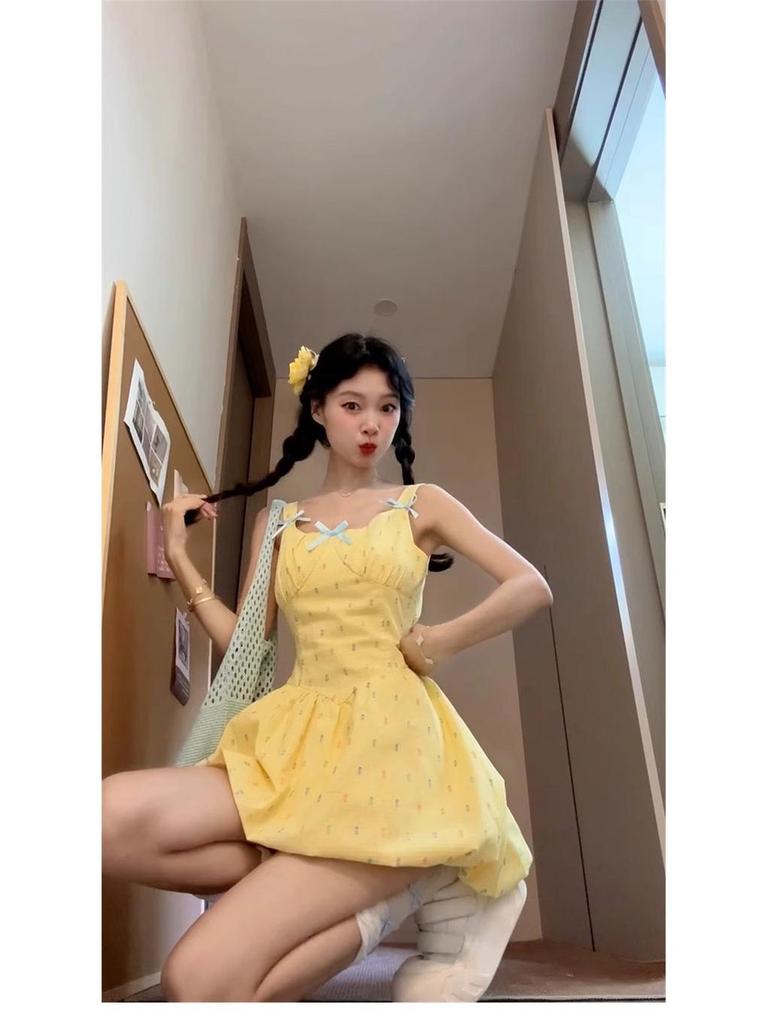 Süßes kleines gelbes Pünktchen-Tulpenkleid - Spaghettiträger, Taillenbetonend, Puffrock, Sommerstil