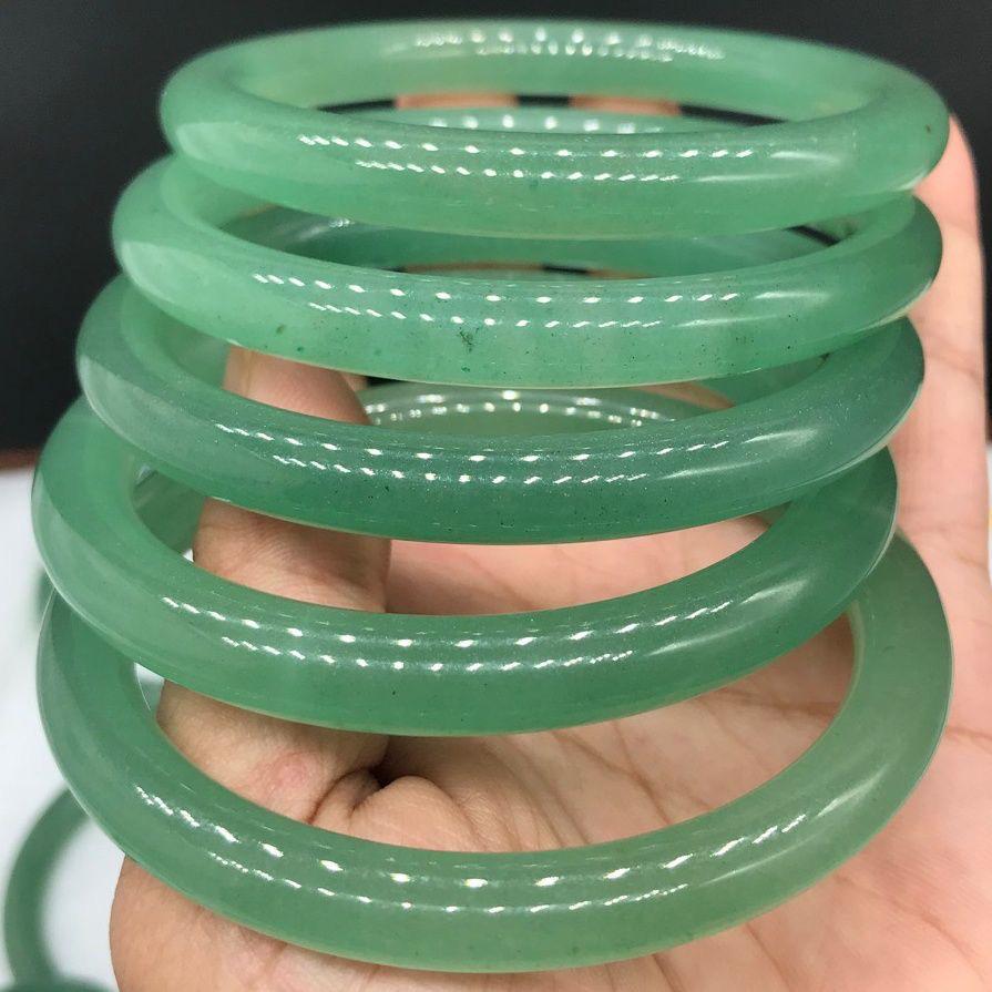 

Повний зелений браслет з нефриту Дунлін - Круглий і красивий Inner Diameter 63-64mm