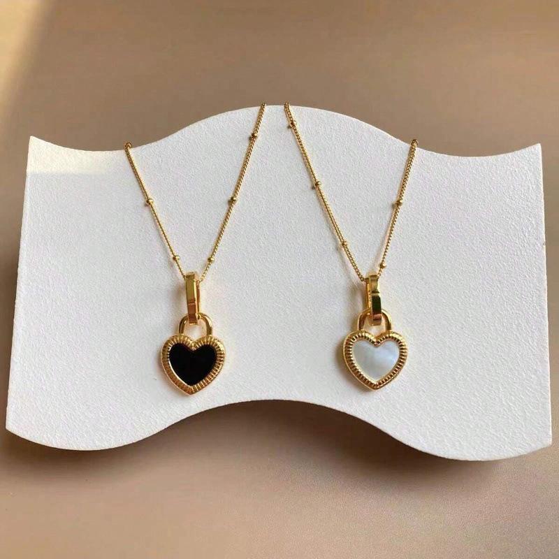 Heart-shaped Shell Pendant for Women, Light Luxury and Versatile Double-sided Black and White Chain Necklace