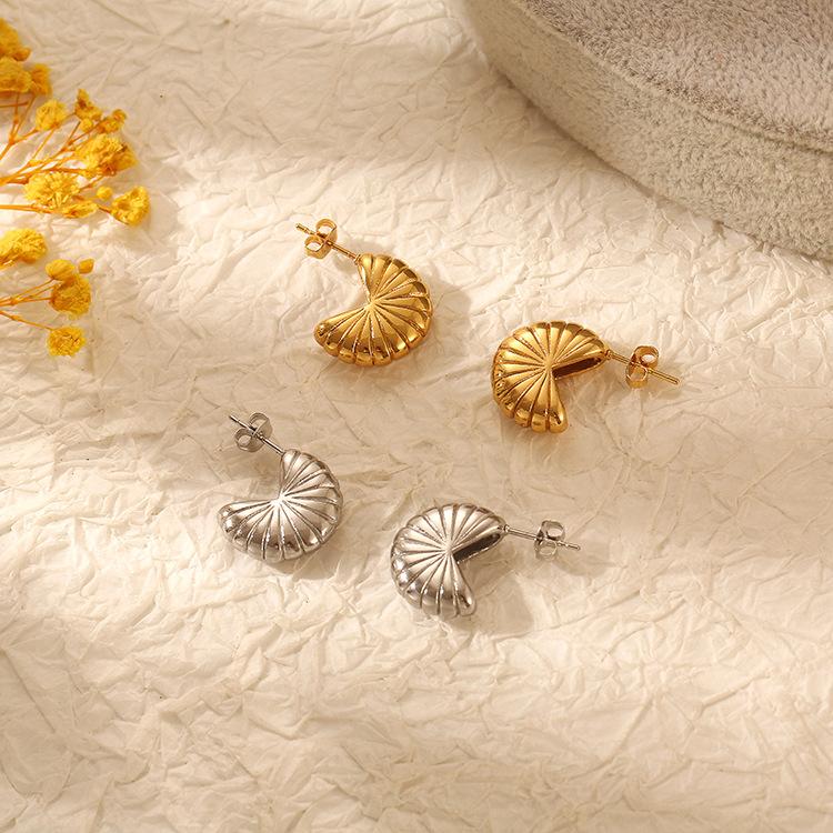 The Exquisite Small Xinqing Model Has 18 Gold Stainless Steel Earrings In The Furnace, and 316 Earrings Are Not Allergic.