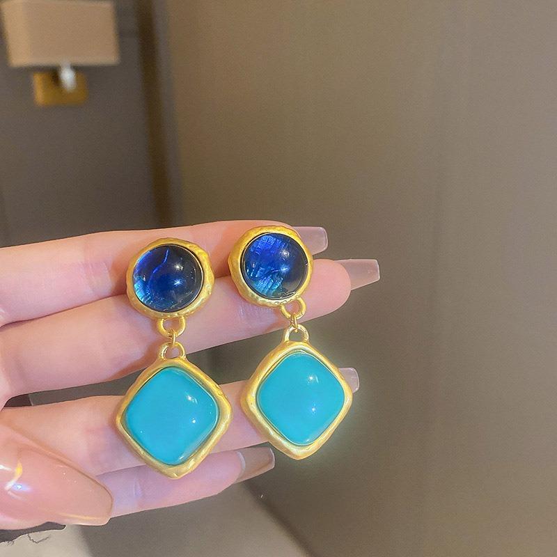 Retro Court Style Earrings Niche Light Luxury High-end Stud Earrings Versatile Earrings