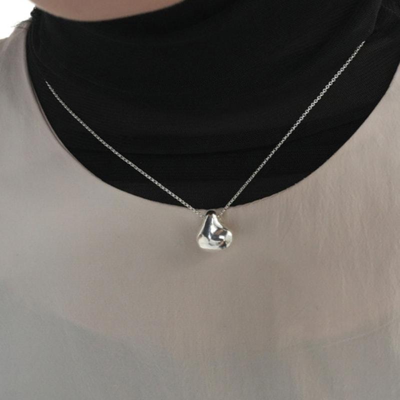 REINDEER GROTTO NECKLACE 01