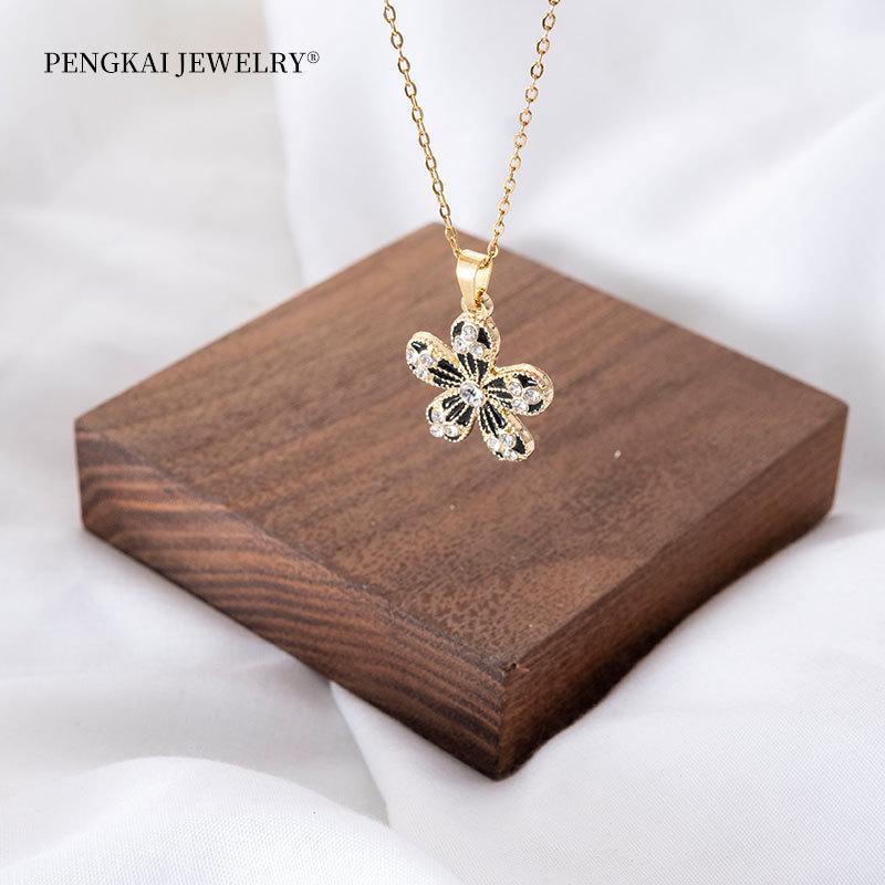 Retro vierblättriges Kleeblatt Schlüsselbeinkette - Damen Anlaufbeständiger Titanstahl Anhänger