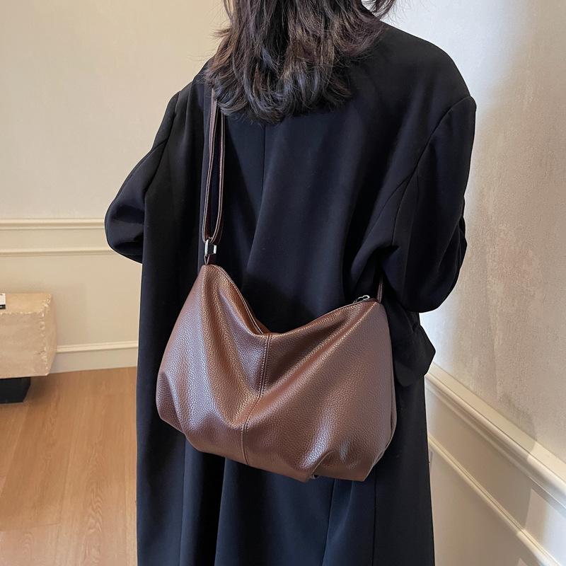 Korean version of solid color soft dumpling bag 2022 winter splicing pleated shoulder crossbody bag baguette underarm bag female