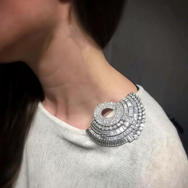 European And American Fan-Shaped Collar Clip Brooch Popular Item Exquisite Luxury Chest Flower Pin For Women Jewelry Accessory