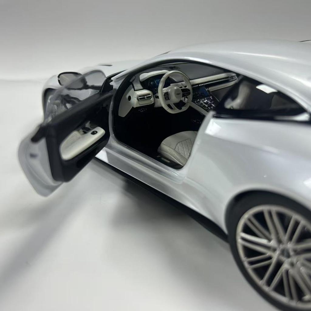 FREESTYLE XiaoGuang MODELL 1/18 Maßstab Aston Martin DB12 2024 (Mit austauschbaren Rädern) Weiß lackiertes Modell 8241221W