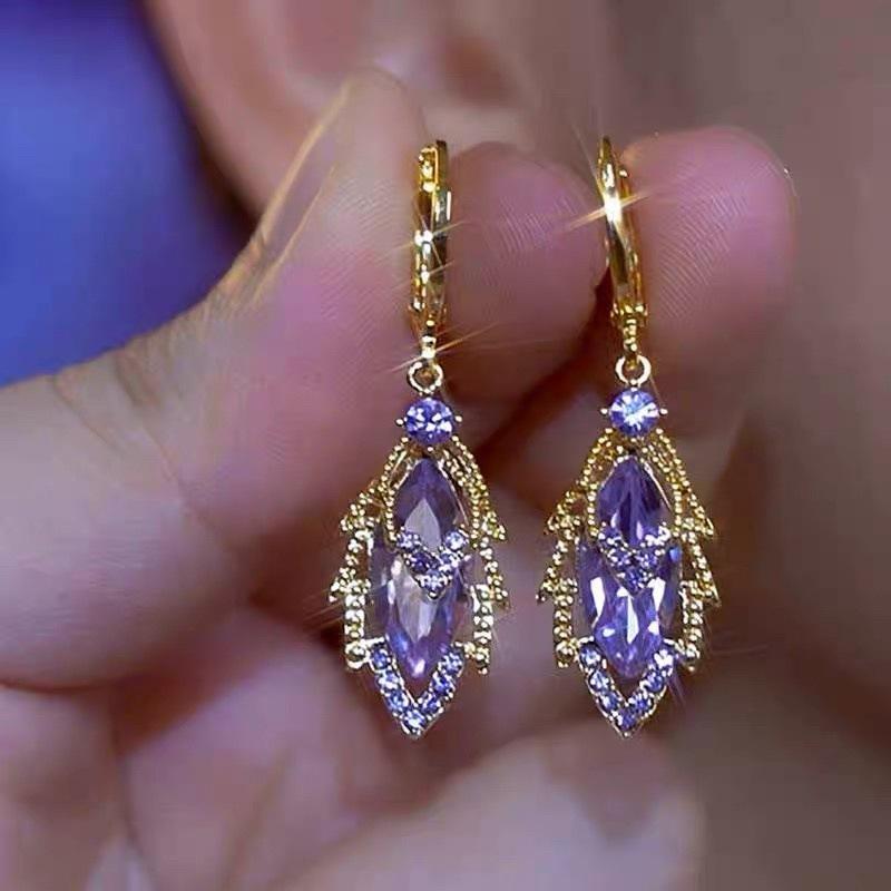High-end, Minimalist Style, Exclusive Zirconia Leaf Fringed Ear Studs for Women, Suitable for All Occasions and Enhancing One's Charm.