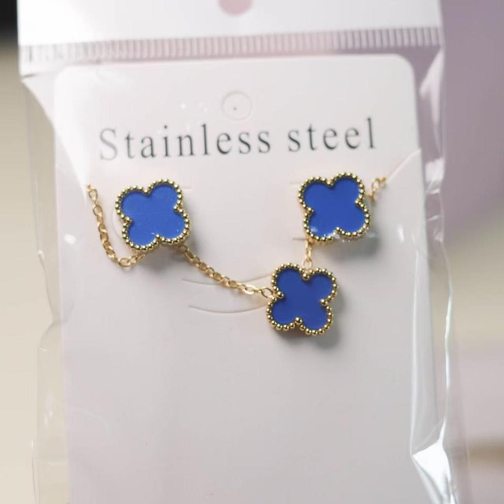 Set di Orecchini a Bottone e Collana con Quadrifoglio Fortunato - Versatile e Stiloso.