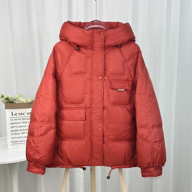 

Женский короткий пуховик из белого утиного пуха 2025 новый свободный, скрывающий недостатки фигуры, тонкий, маленький стальной пуховик, многоцветная куртка-пуховик, трендовый S красный