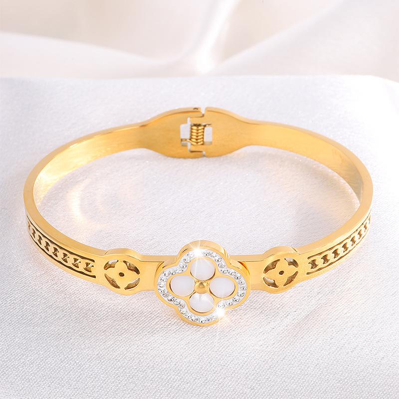 Titanium steel advanced sense vacuum plating stainless steel four-leaf clover female non-fading jewelry