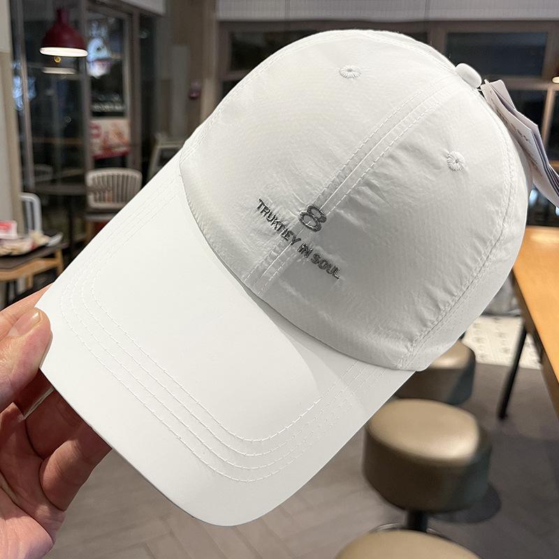 

Простая вышивка букв, бейсболка с мягким верхом, летняя универсальная дышащая кепка для лица, маленькая быстросохнущая кепка 55-59 (adjustable) белый