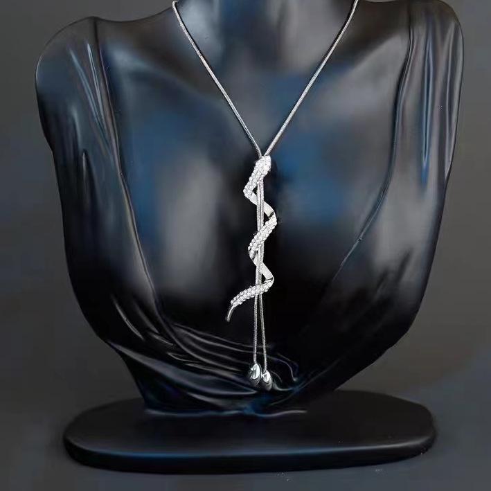 Luxury Non-Fading Korean Fashion Sweater Necklace: Autumn/Winter Women's Niche Design Pendant