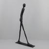 Gående man Staty Rumsdekoration Metall Gjutjärn Akrobatisk Figur Hantverk Prydnader Giacometti Berömd Replika Abstrakt Konst Skulptur
