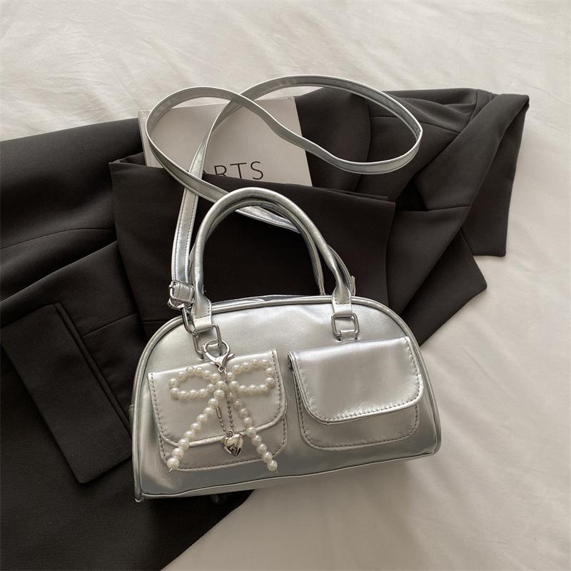 

Commuter large-capacity bag women s 2025 new shoulder armpit bag high-value portable Boston bowling bag серебряный