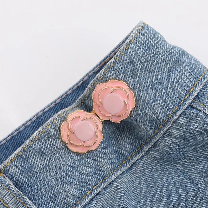 

Кнопка-утяжка «Камелия» — это волшебный инструмент для утягивания пояса и регулировки размера.. Игла QQ Не нужно шить розовый