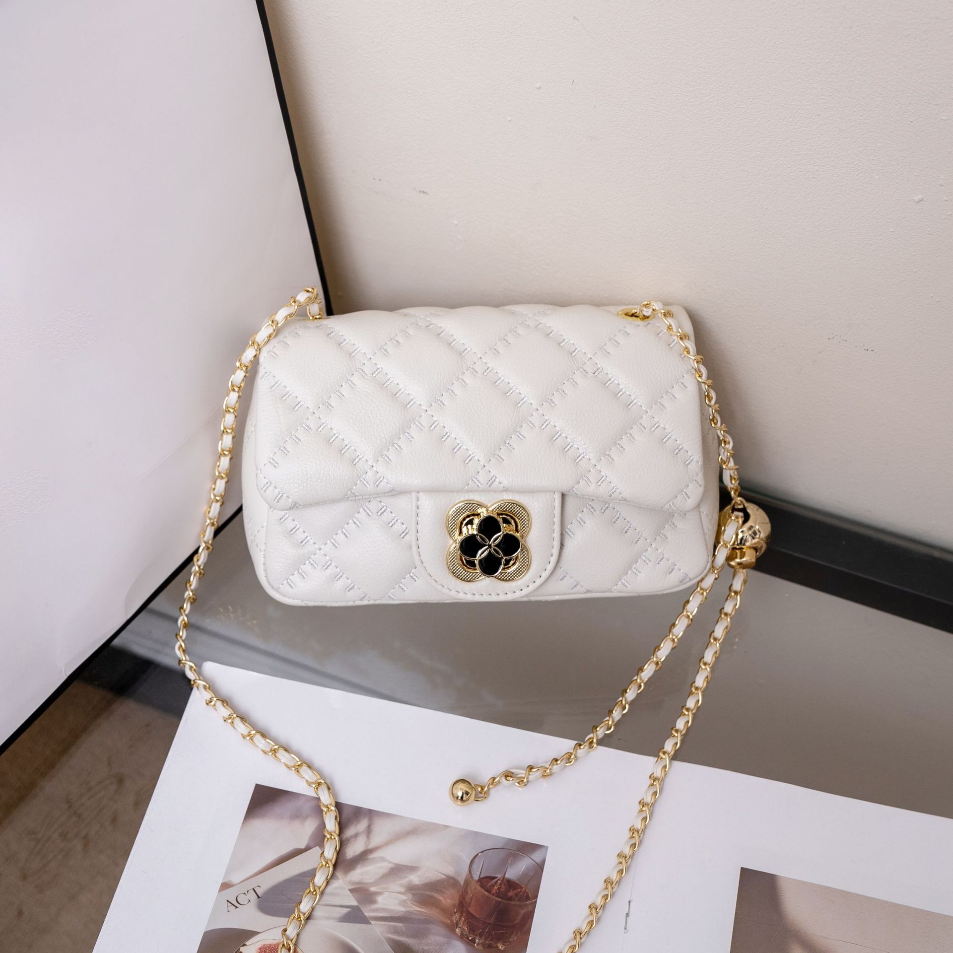 

Женская сумка через плечо из коровьей кожи, модная, простая, практичная, из мягкой кожи, маленькая сумка в стиле «маленький золотой мячик», сумка с цепочкой и клапаном белый