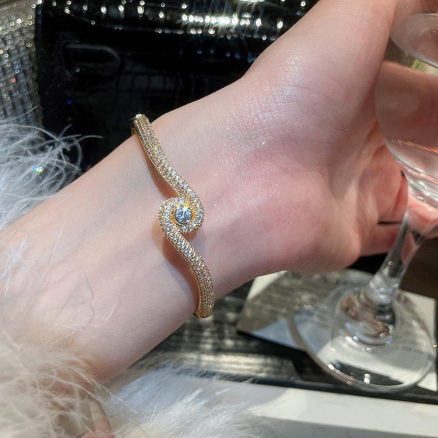 Brățară cu Cataramă Inimă din Zirconiu Placată cu Aur de 18K - Bijuterie Elegantă pentru Femei