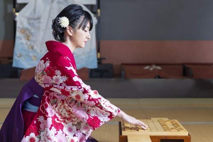Playing shogi with Manami Kagawa