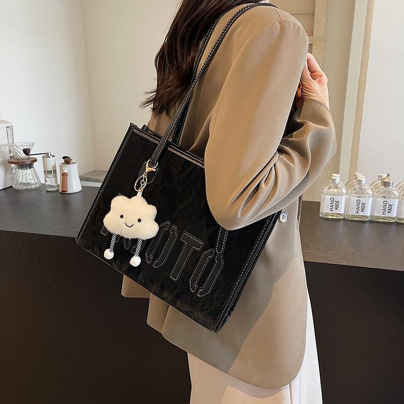

Winter popular retro big bag women 2025 new fashion letter tote bag large capacity commuter bag shoulder bag 30*10*24 чёрный